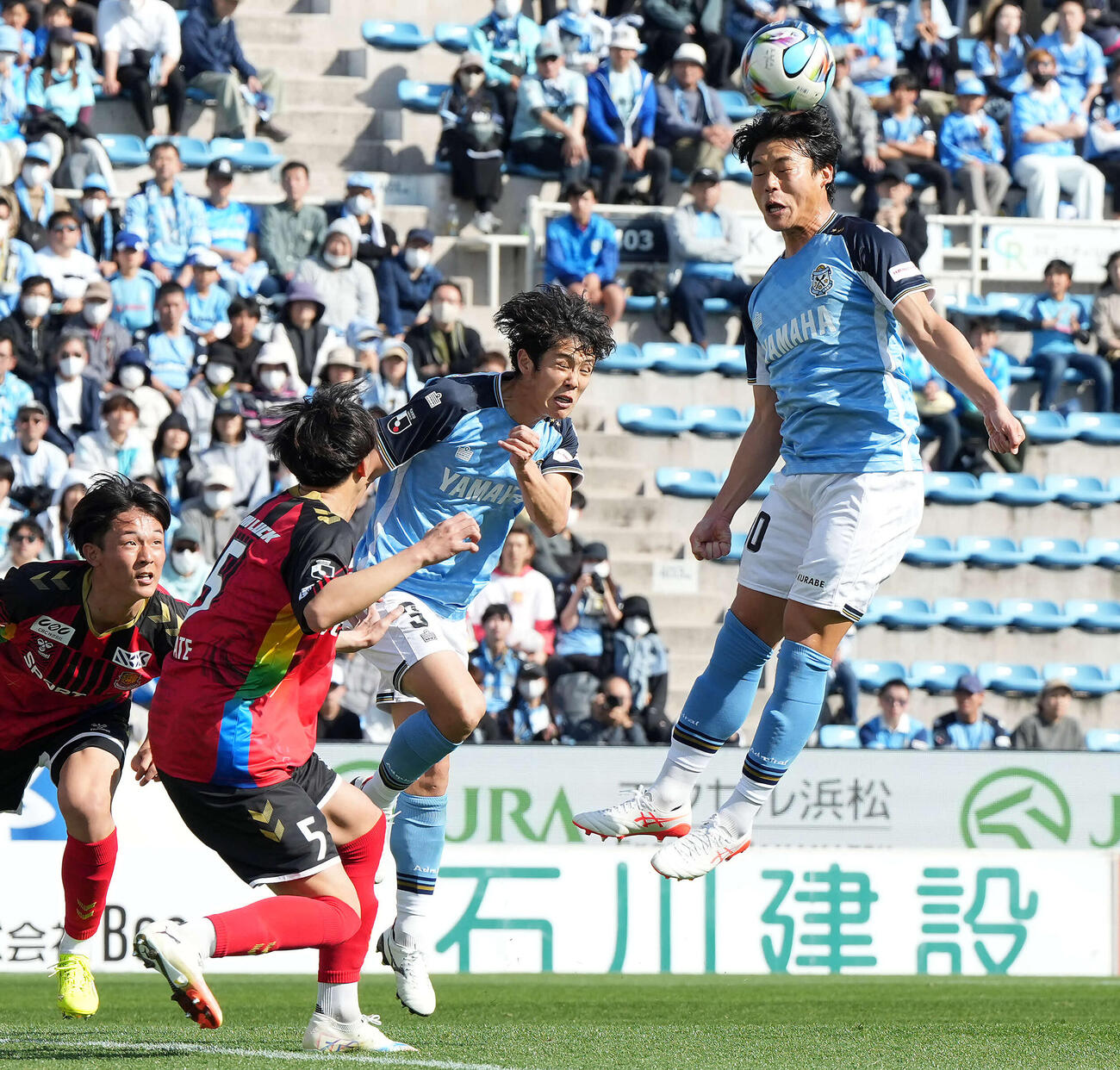 磐田対福島　前半、セットプレーからゴールを狙う磐田山﨑浩。左は森岡（撮影・たえ見朱実）