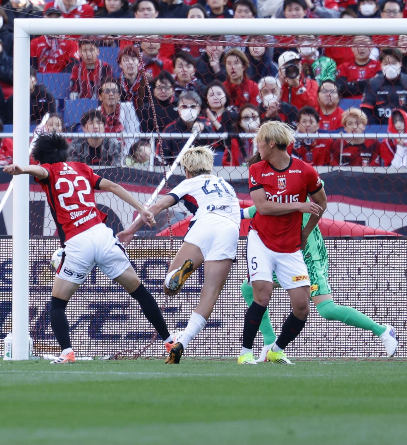 浦和対鹿島　後半、ヘディングでゴールを決める鹿島鈴木（中央）（撮影・山本朝陽）