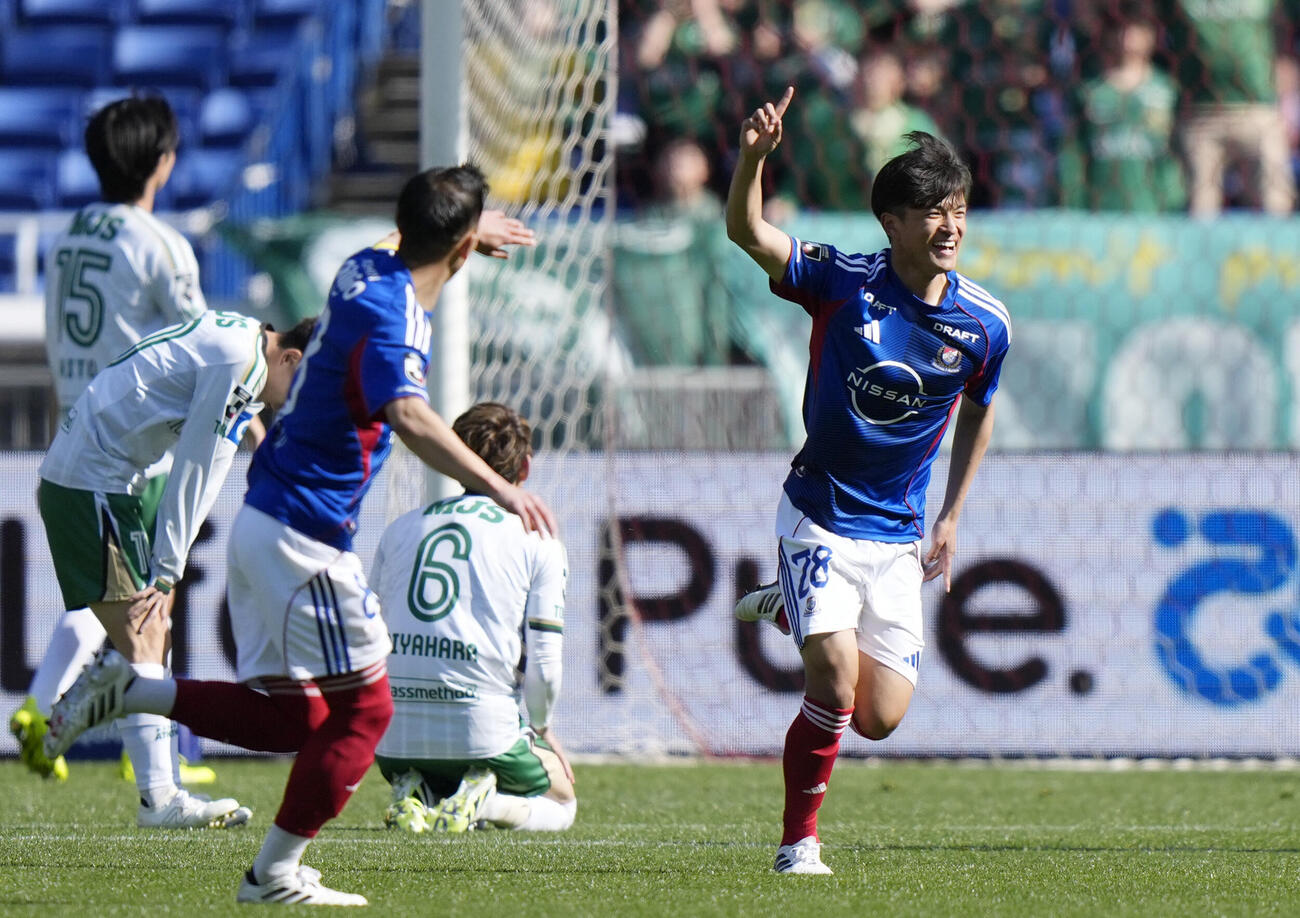 横浜対東京V　後半、チーム3点目のゴールを決め、駆け出す横浜山根（右）（共同）