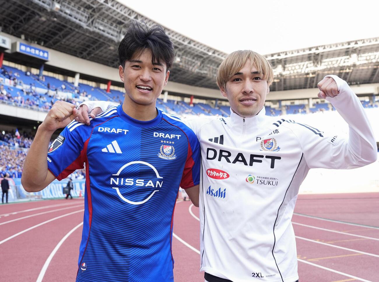 東京Vに勝利し、笑顔で写真に納まる横浜の山根（左）と遠野（共同）
