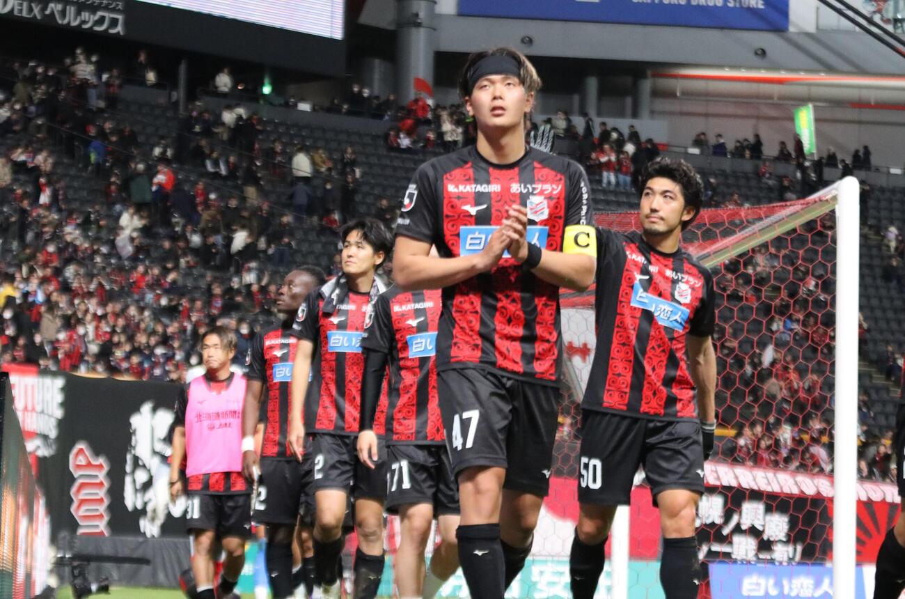 札幌対岐阜　ホーム開幕戦に敗れ、引き揚げる札幌の選手ら。手前は西野（撮影・保坂果那）