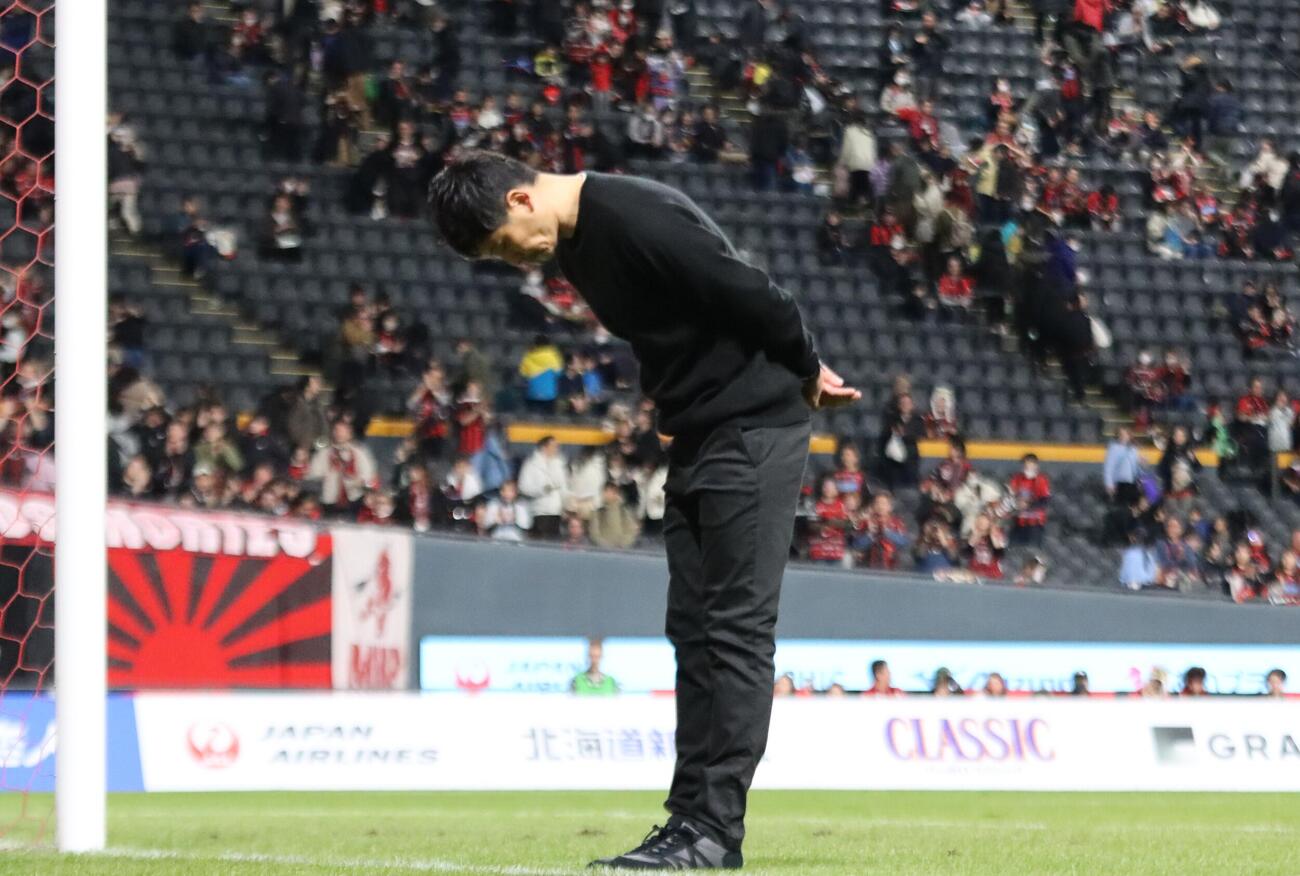 試合後サポーターにあいさつする札幌川井監督（撮影・保坂果那）