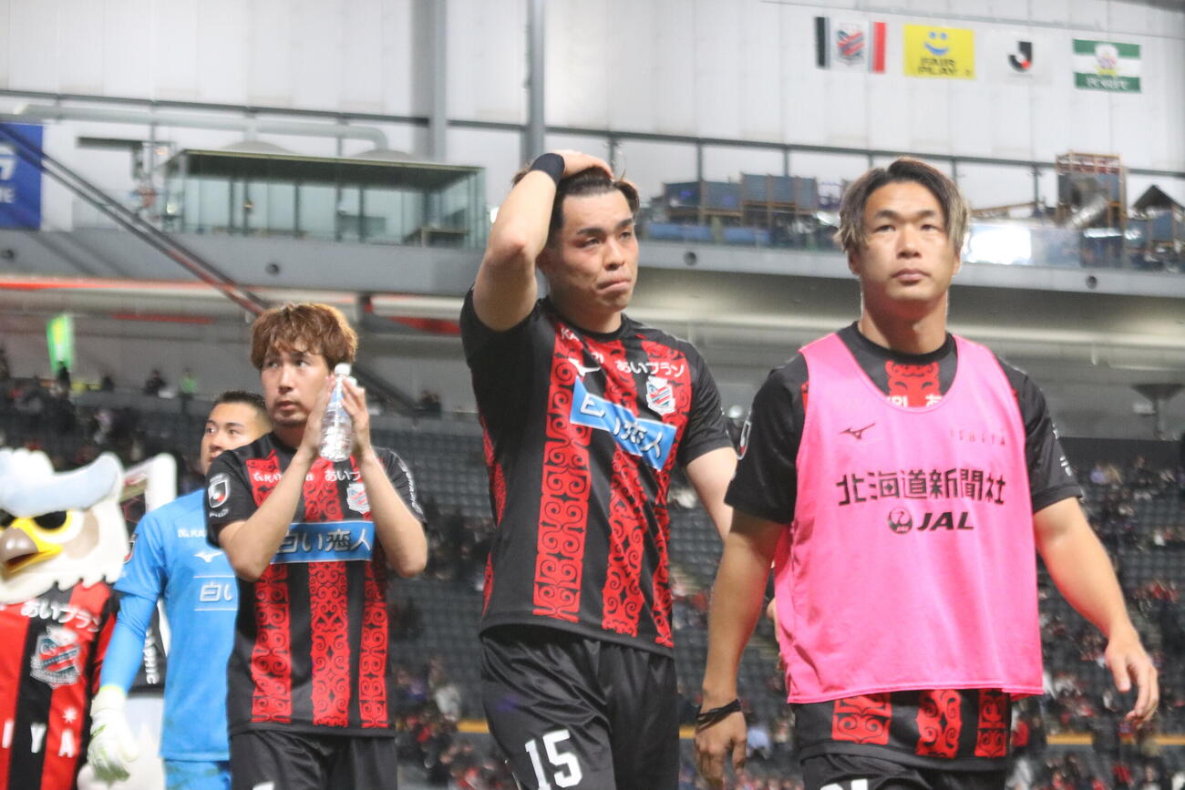 札幌対岐阜　ホーム開幕戦に敗れ、引き揚げる札幌の選手ら。右から2人目は得点した家泉（撮影・保坂果那）