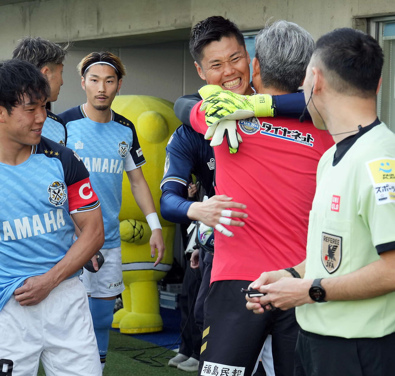 磐田対福島　試合前、福島カズ（右から2人目）と抱き合って再会を喜ぶ磐田GK川島（撮影・たえ見朱実）