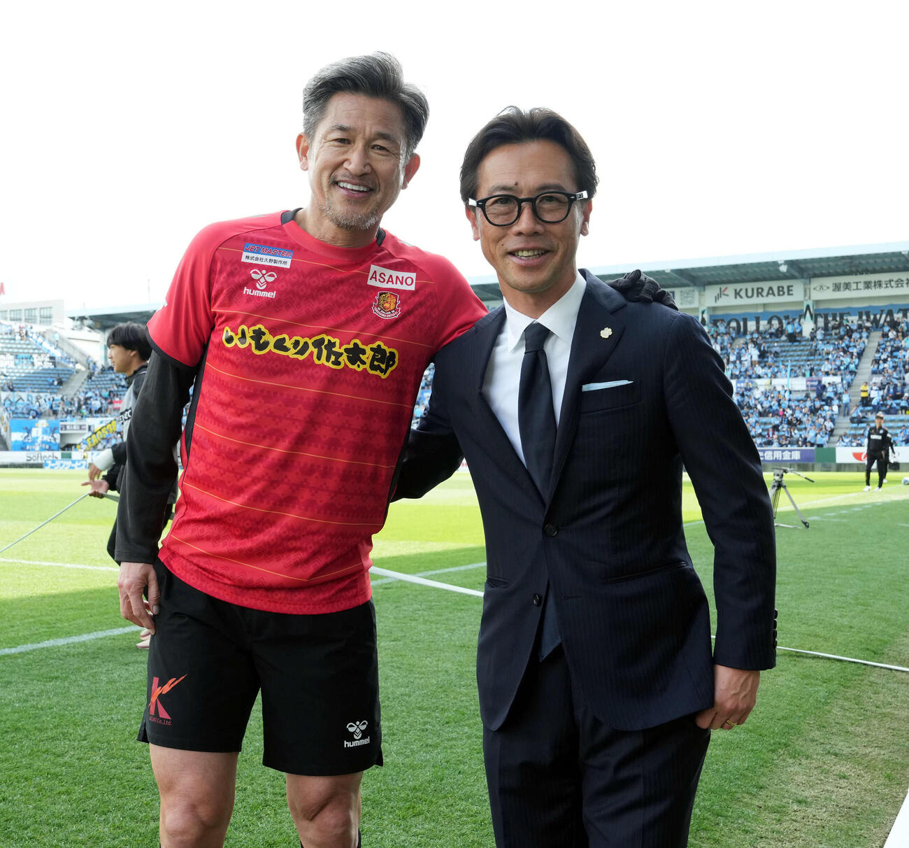 磐田対福島　磐田SD藤田氏（右）と記念撮影に納まる福島カズ（撮影・たえ見朱実）