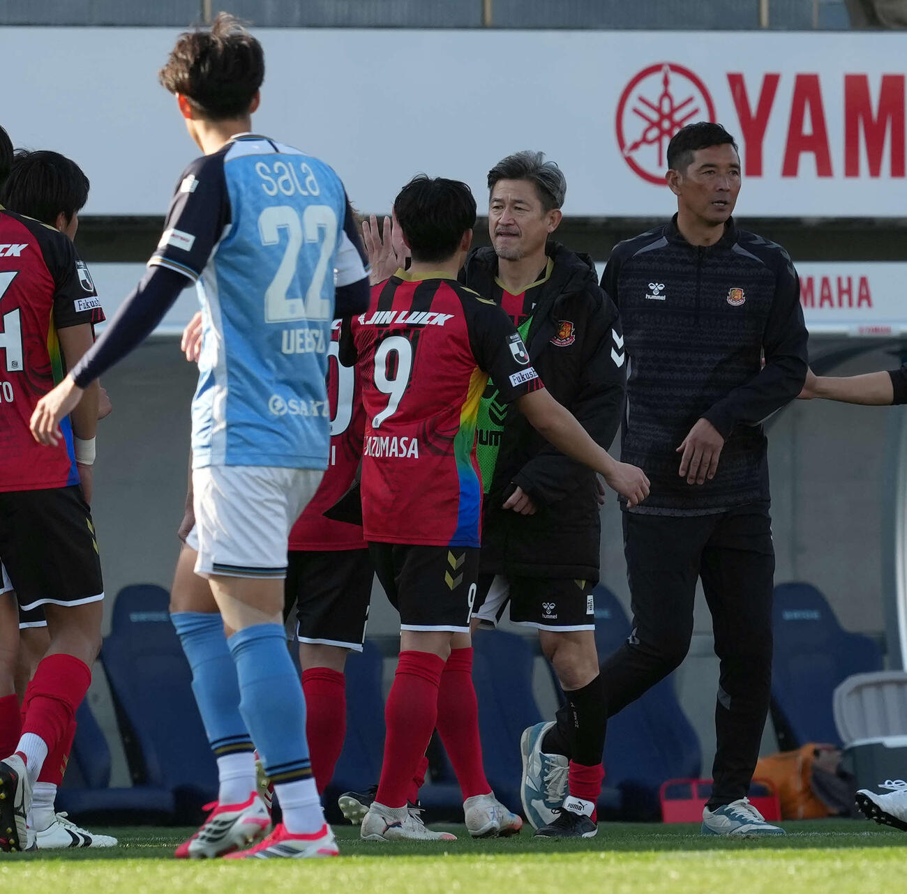 磐田対福島　PK戦の末、磐田に負けを喫した福島カズ。右は寺田監督（撮影・たえ見朱実）