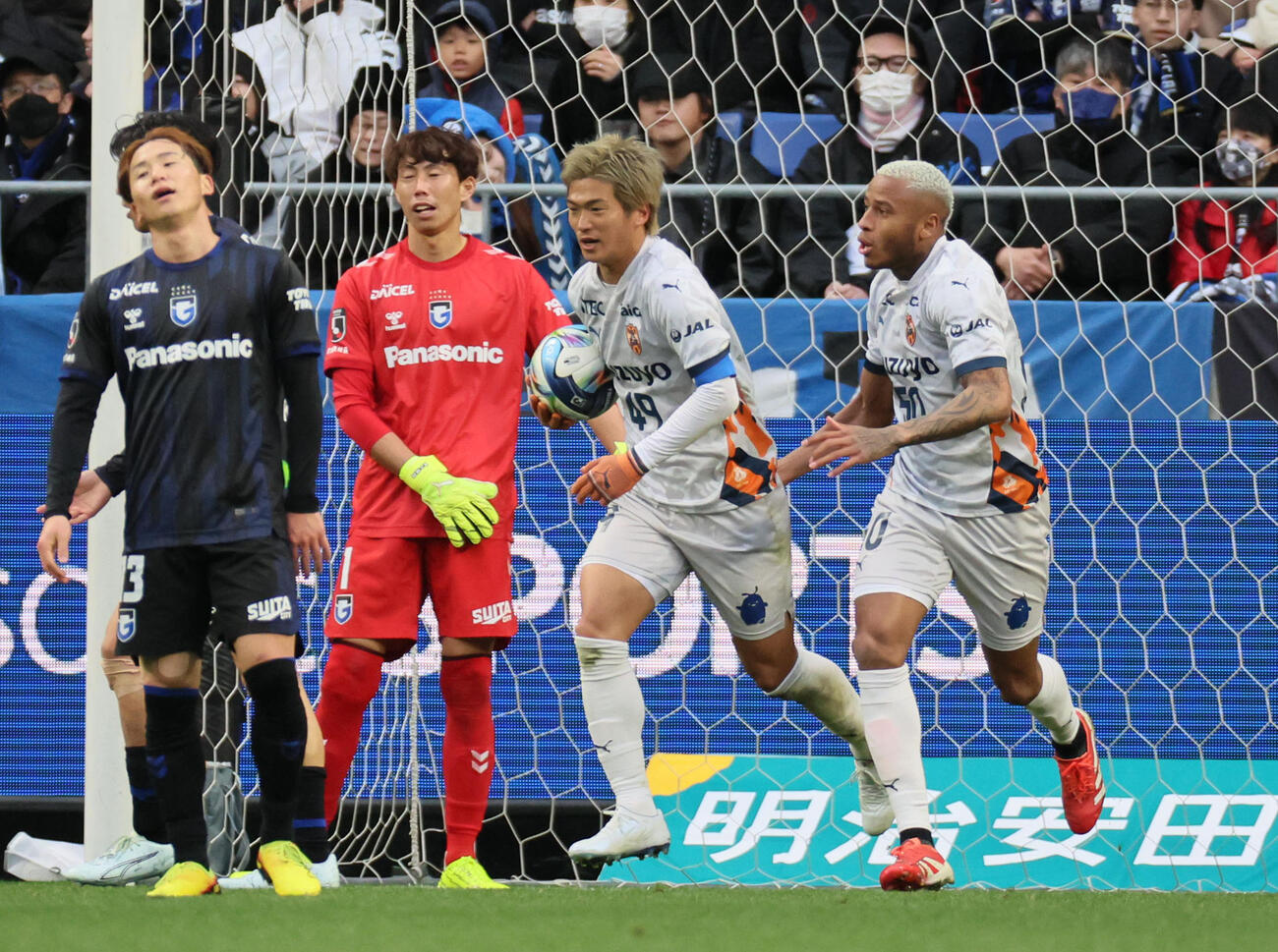 G大阪対清水　後半、清水北川航也（中央）はゴールを奪い1点を返す（撮影・宮崎幸一）