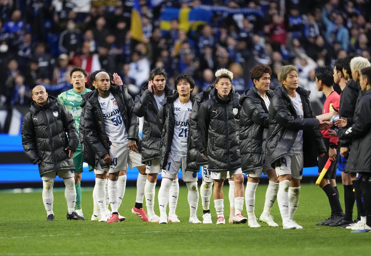 G大阪対清水　PK戦の末、G大阪に敗れた清水イレブン（共同）