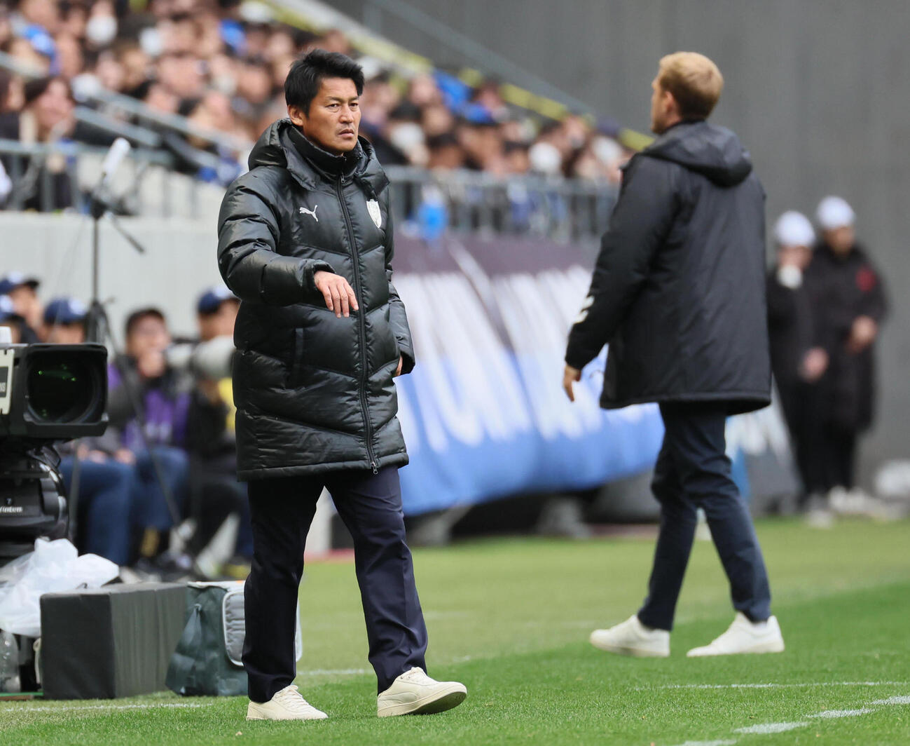 G大阪対清水　前半、試合を見つめる清水吉田監督（撮影・宮崎幸一）