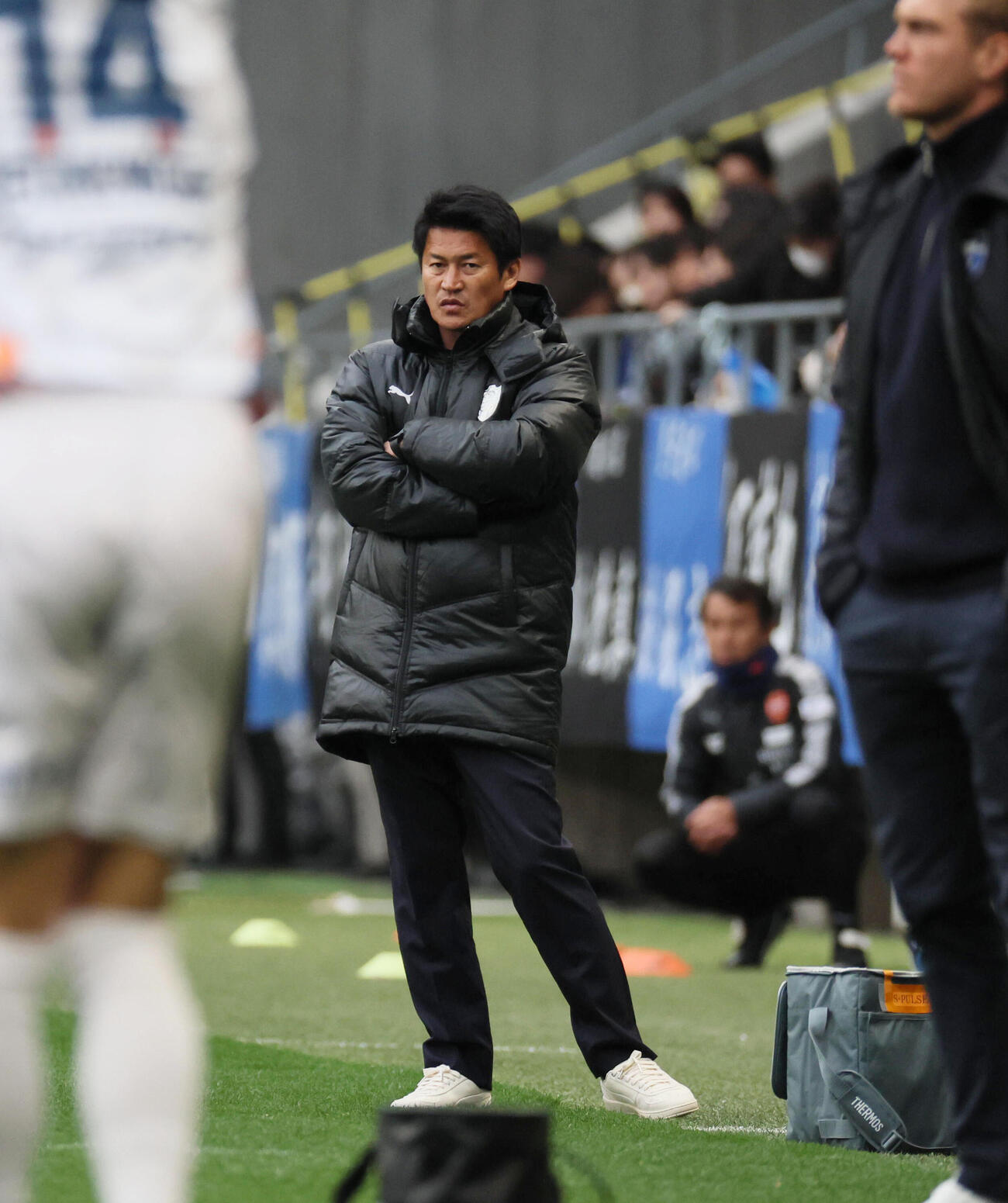 G大阪対清水　前半、試合を見つめる清水吉田監督（撮影・宮崎幸一）