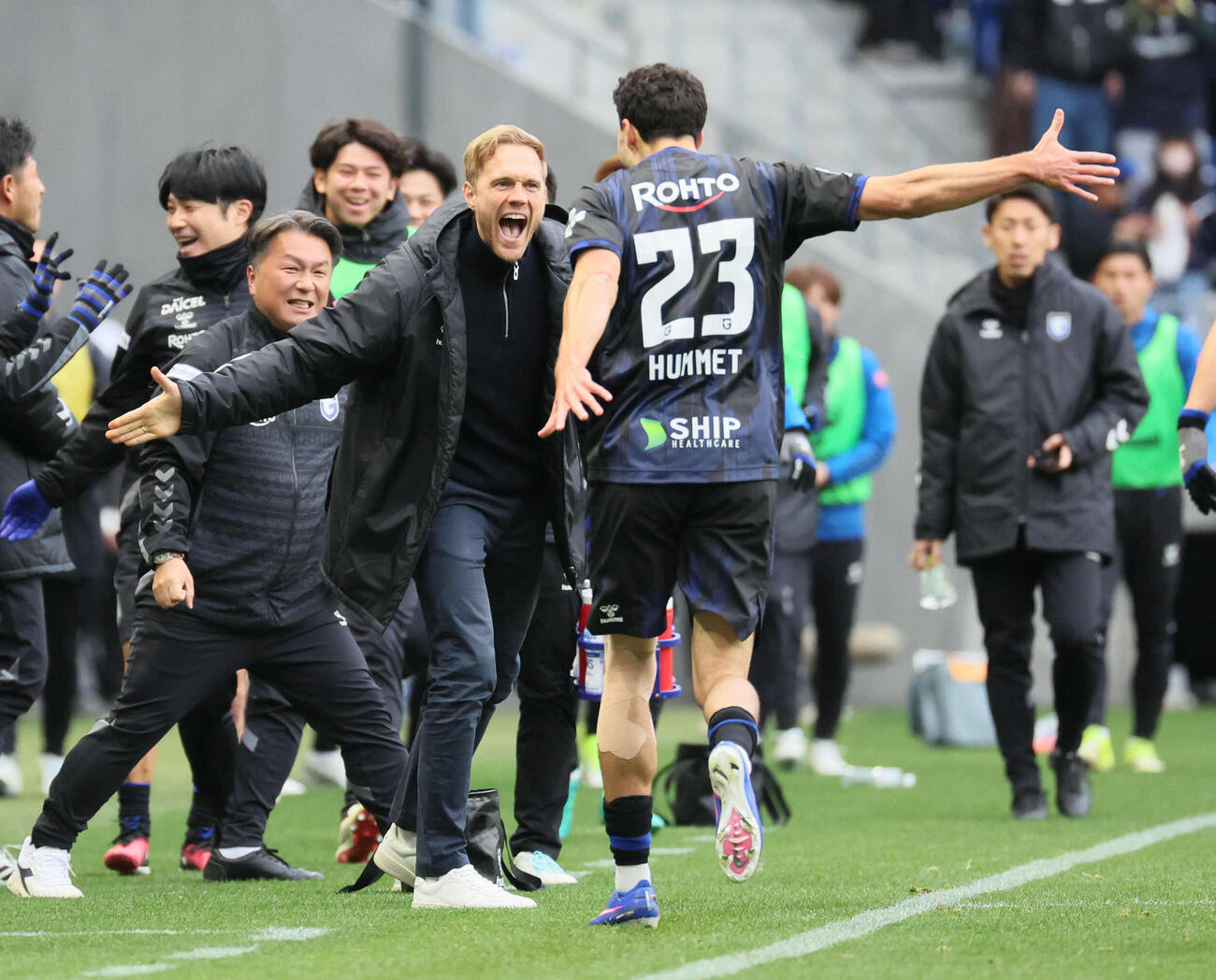 G大阪対清水　前半、G大阪ヴィッシング監督（中央）は2点目のゴールを決めたヒュメットを迎える（撮影・宮崎幸一）