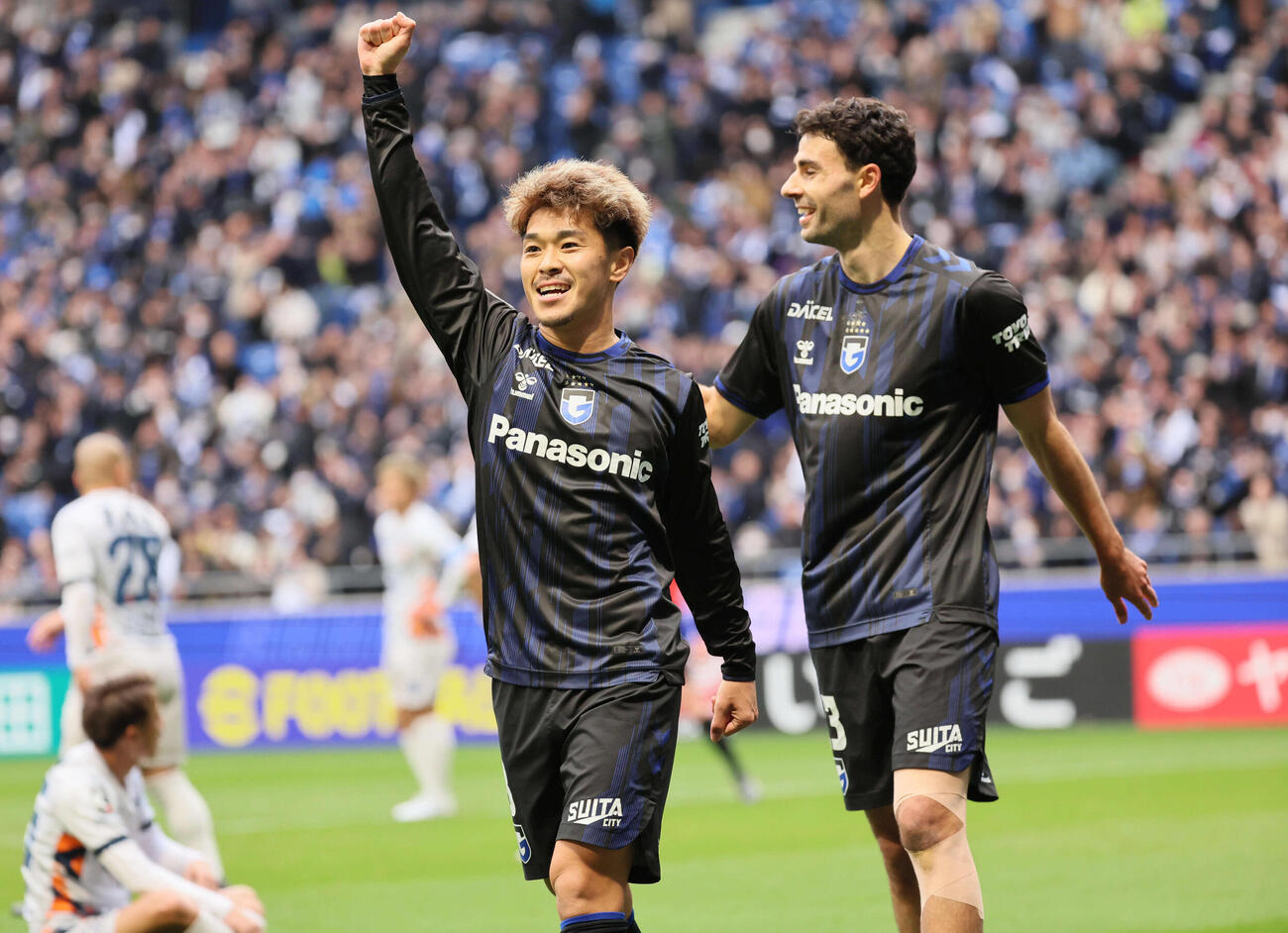 G大阪対清水　前半、G大阪食野亮太郎はヒュメット（右）のシュートのこぼれ球を押し込み先制ゴールを決める（撮影・宮崎幸一）