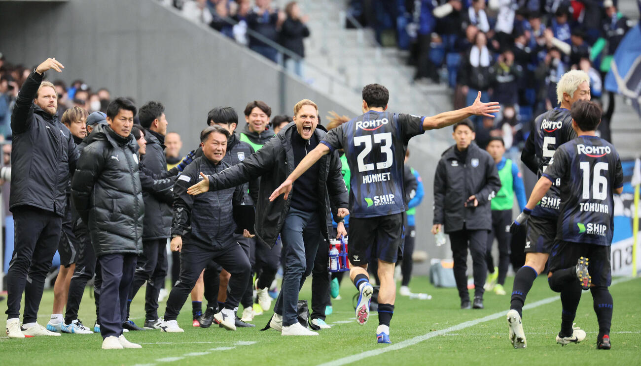 G大阪対清水　前半、G大阪ヴィッシング監督（中央）は2点目のゴールを決めたヒュメットを迎える（撮影・宮崎幸一）