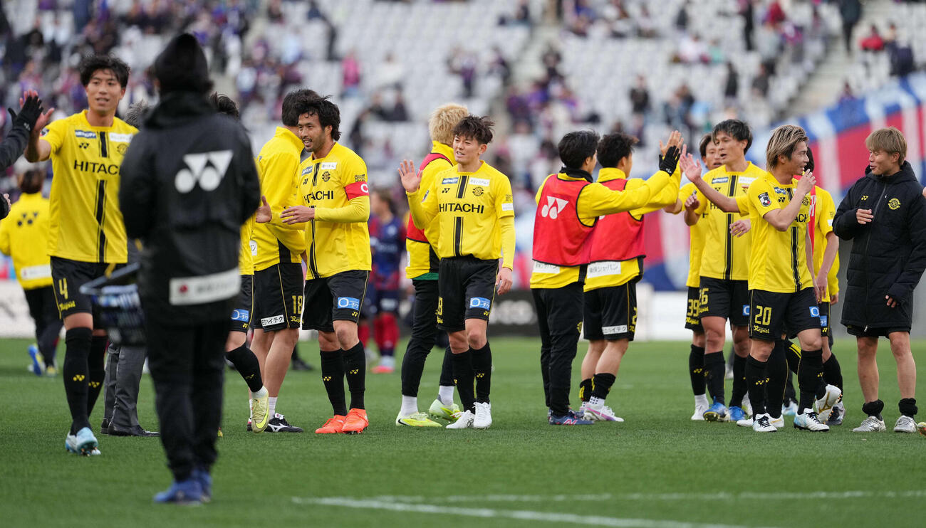 東京対柏　今季初勝利に沸く柏イレブン（撮影・小沢裕）