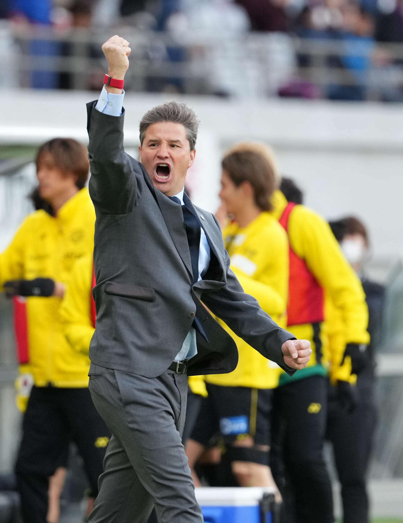 東京対柏　今季初勝利を挙げた柏ロドリゲス監督はサポーター席に向かってガッツポーズ（撮影・小沢裕）