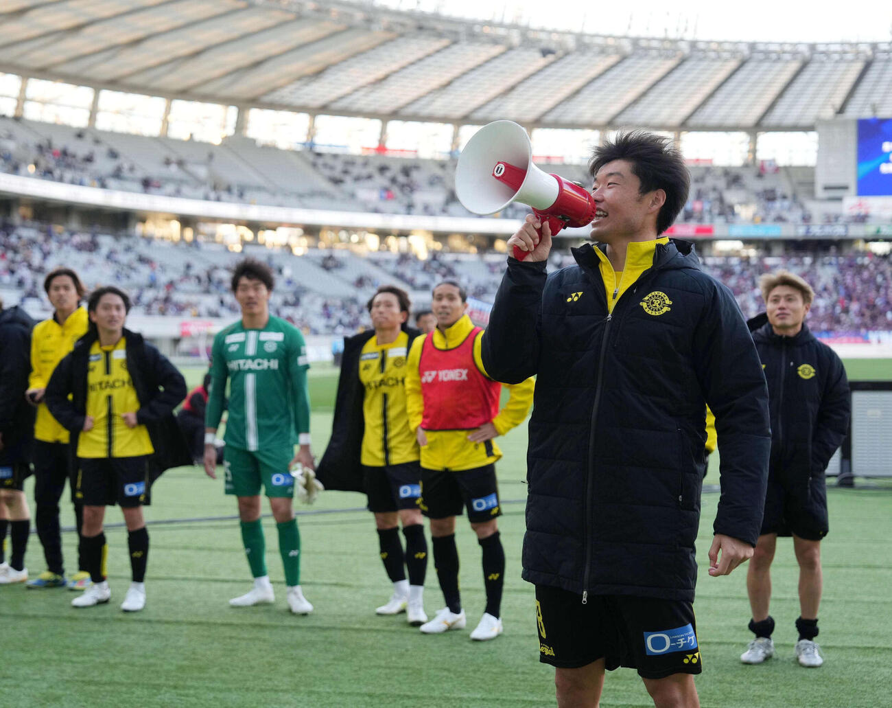 東京対柏　決勝ゴールを決めた柏垣田は拡声器でサポーター席に今季初勝利を報告する（撮影・小沢裕）