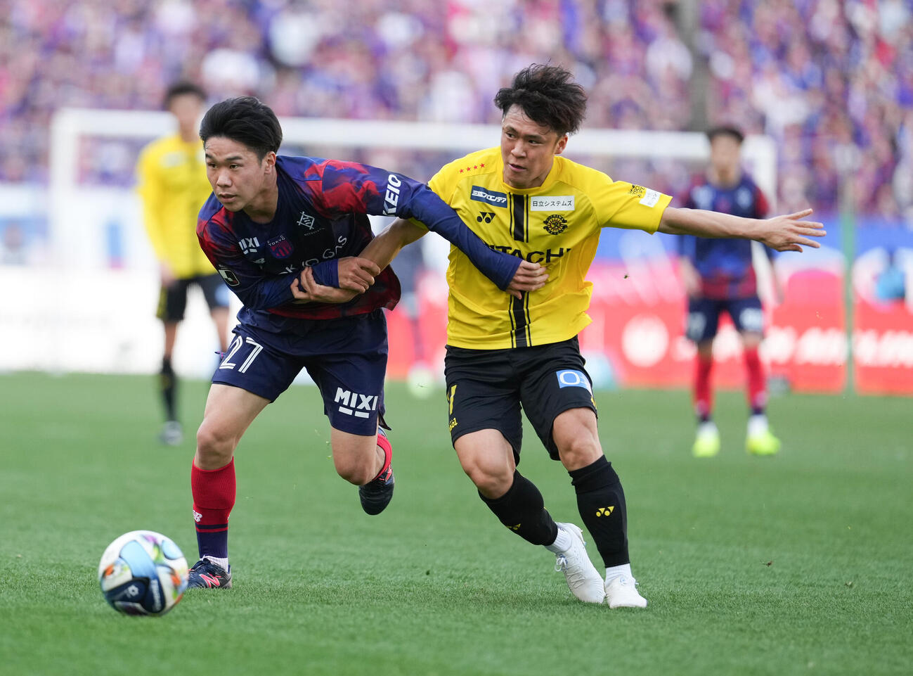 明治安田J1百年構想リーグ第4節　東京対柏　前半、競り合う東京常盤（左）と柏小西（撮影・小沢裕）