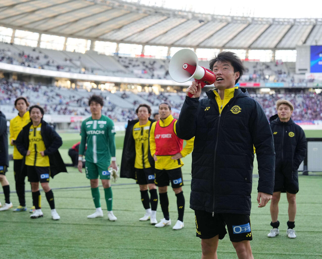 東京対柏　決勝ゴールを決めた柏垣田は拡声器でサポーター席に今季初勝利を報告する（撮影・小沢裕）