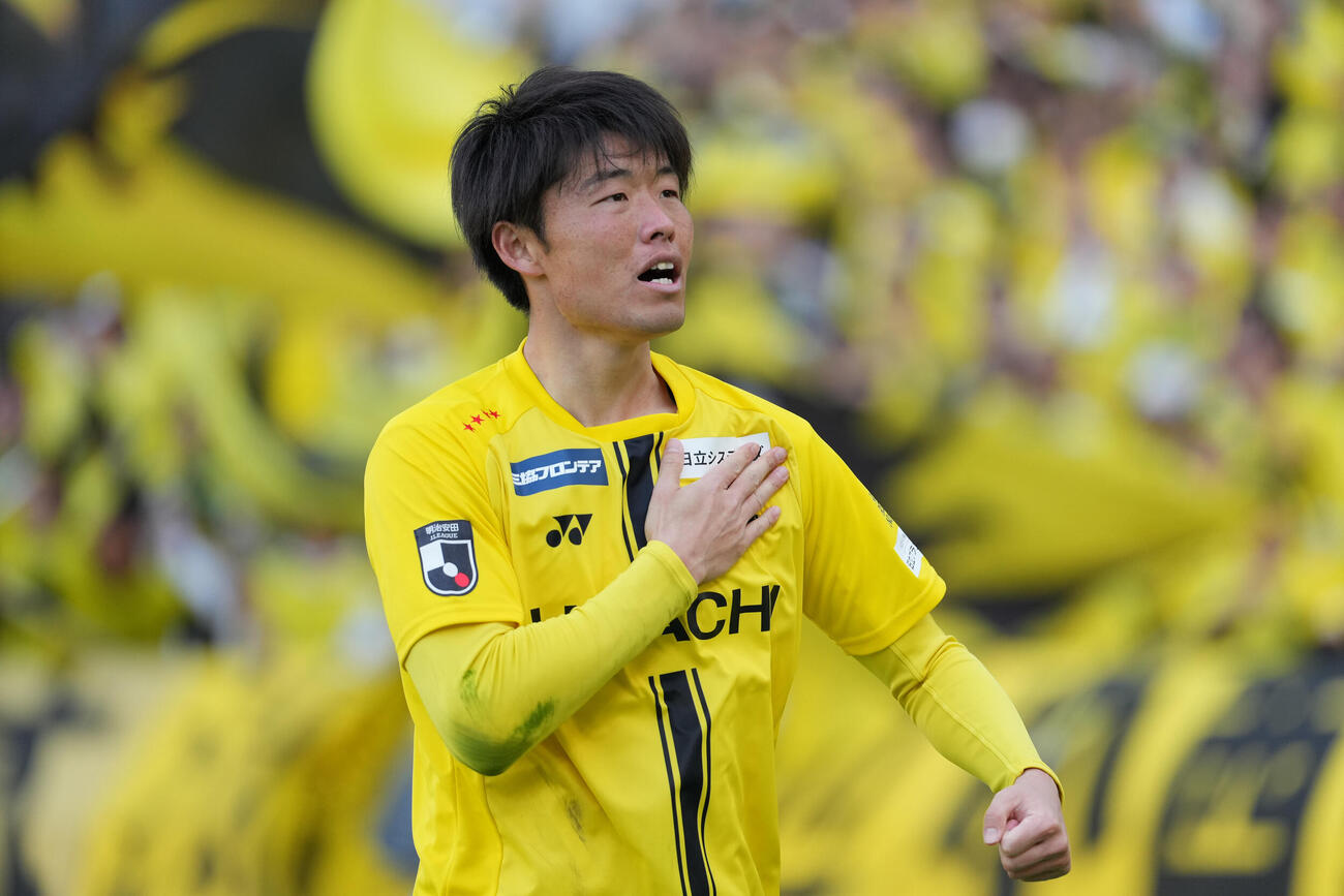 明治安田J1百年構想リーグ第4節　東京対柏　後半、柏垣田はゴールを奪いユニホームのエンブレムを触る（撮影・小沢裕）