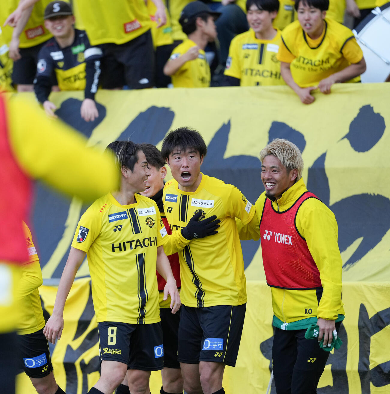 明治安田J1百年構想リーグ第4節　東京対柏　後半、柏垣田（中央）はゴールを奪いイレブンの祝福を受ける（撮影・小沢裕）