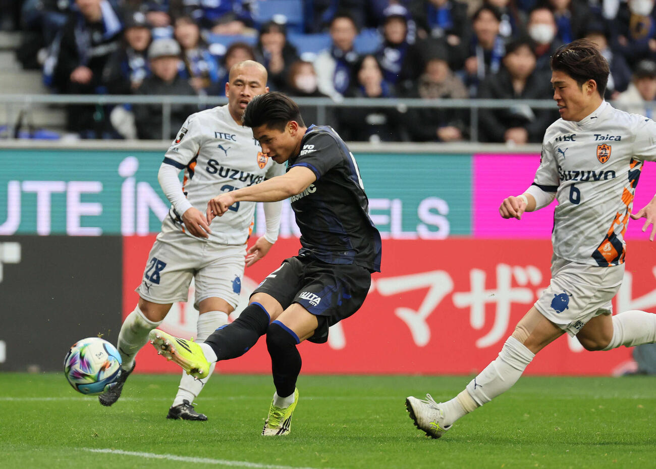 G大阪対清水　後半、シュートするG大阪南野遥海（撮影・宮崎幸一）