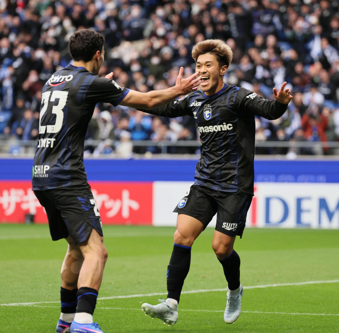 G大阪対清水　前半、G大阪食野亮太郎はヒュメット（左）のシュートのこぼれ球を押し込み先制ゴールを決める（撮影・宮崎幸一）