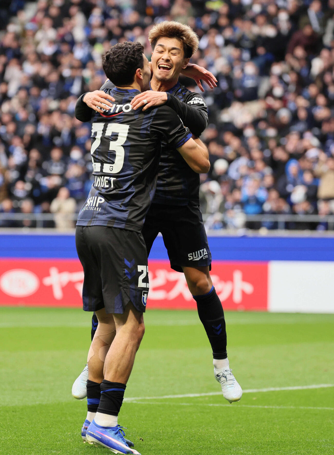 G大阪対清水　前半、G大阪食野亮太郎はヒュメット（左）のシュートのこぼれ球を押し込み先制ゴールを決める（撮影・宮崎幸一）