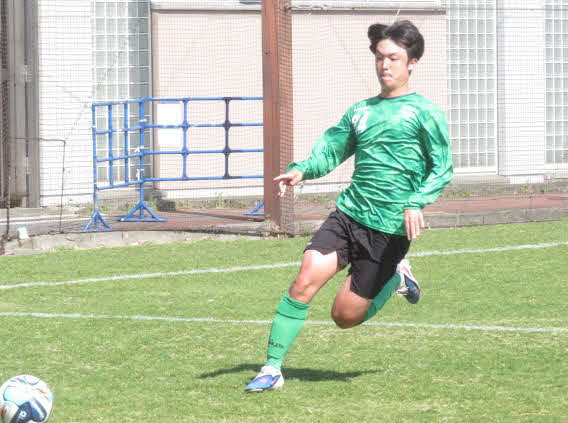 プロデビューから一夜明け、順大とのトレーニングマッチでフル出場した東京V・MF仲山獅恩