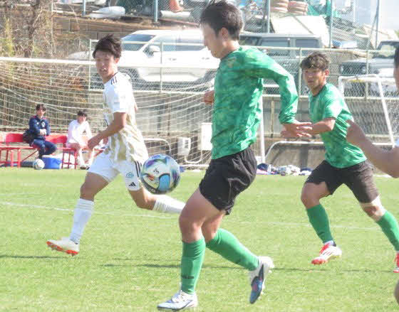 順大とのトレーニングマッチで巧みにボールを操る東京V・MF仲山獅恩
