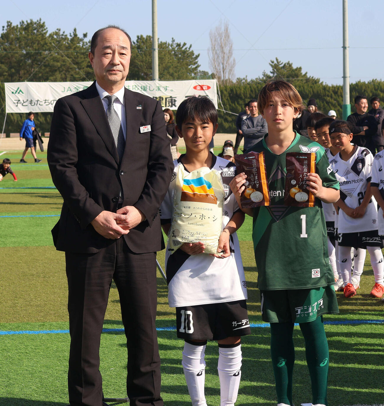 副賞を手渡す全農兵庫県本部の沼田修副本部長（左）