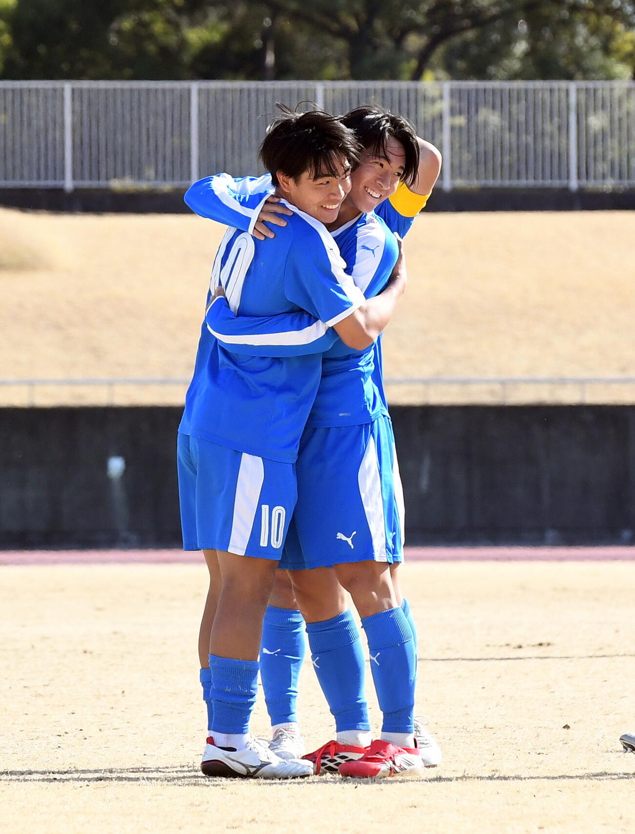 先制点を決め仲間と抱き合うU－17静岡県ユース選抜・西岡（右）
