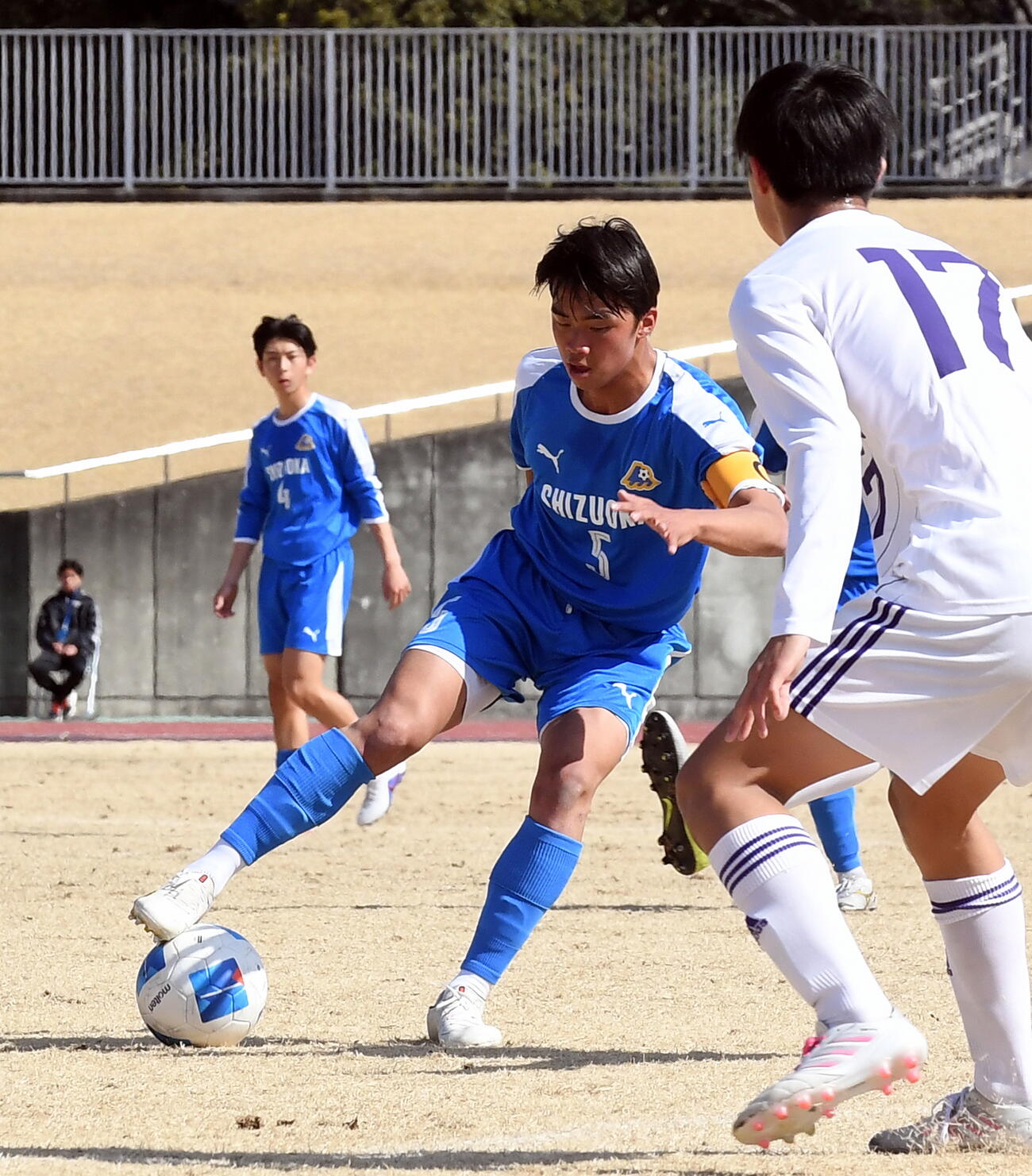 U－16静岡県選抜男子対同東京選抜男子　ドリブルで仕掛けるU－16静岡県選抜男子・石川塔