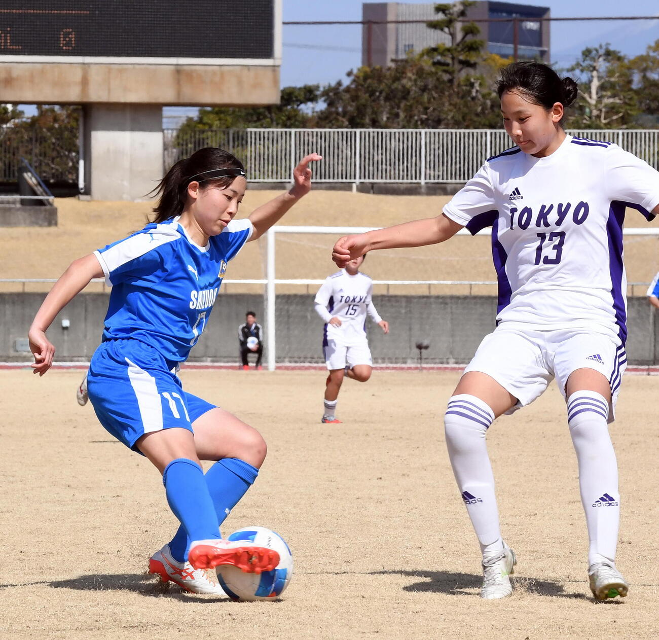 U－16静岡県選抜女子対同東京選抜女子　得点後も果敢にゴールに迫るU－16静岡県選抜女子・花沢（左）