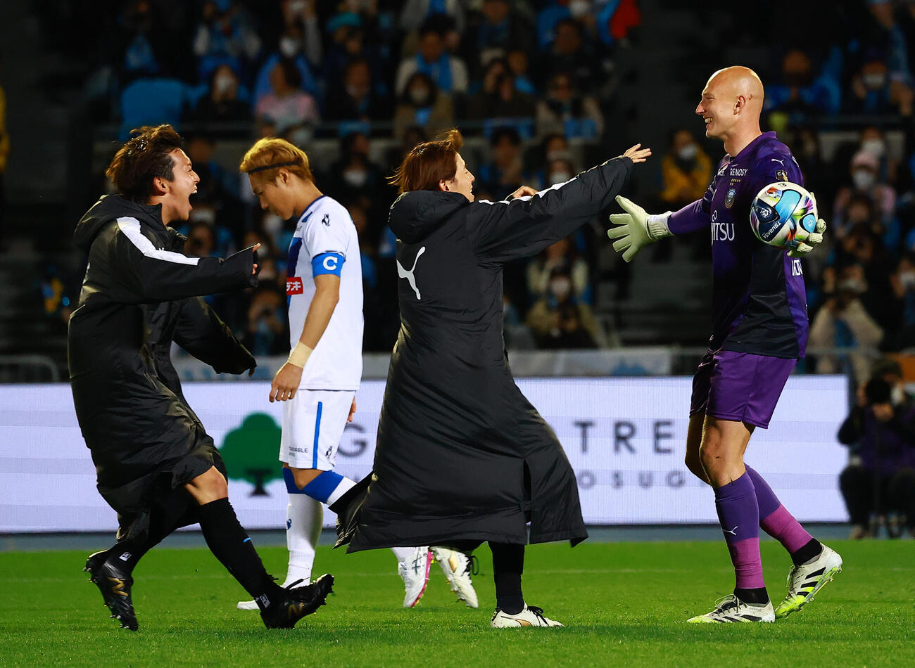 川崎対水戸　PK戦で勝利し喜ぶGKブローダーセン（右端）ら川崎イレブン。後方は水戸4人目飯田（撮影・野上伸悟）