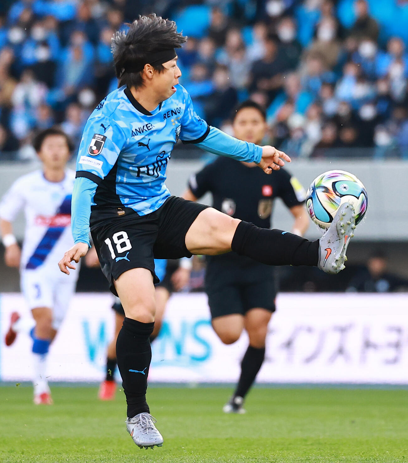 川崎対水戸　前半、トラップする川崎紺野（撮影・野上伸悟）