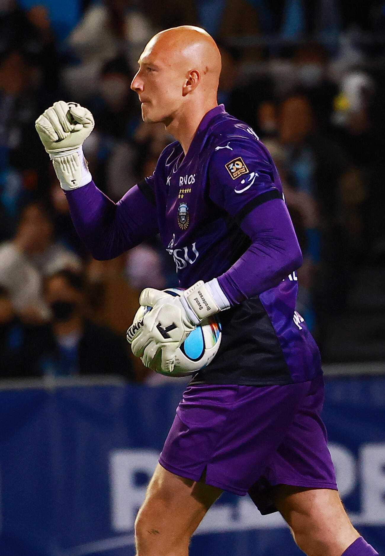 川崎対水戸　PK戦で勝利し喜ぶ川崎GKブローダーセン（撮影・野上伸悟）