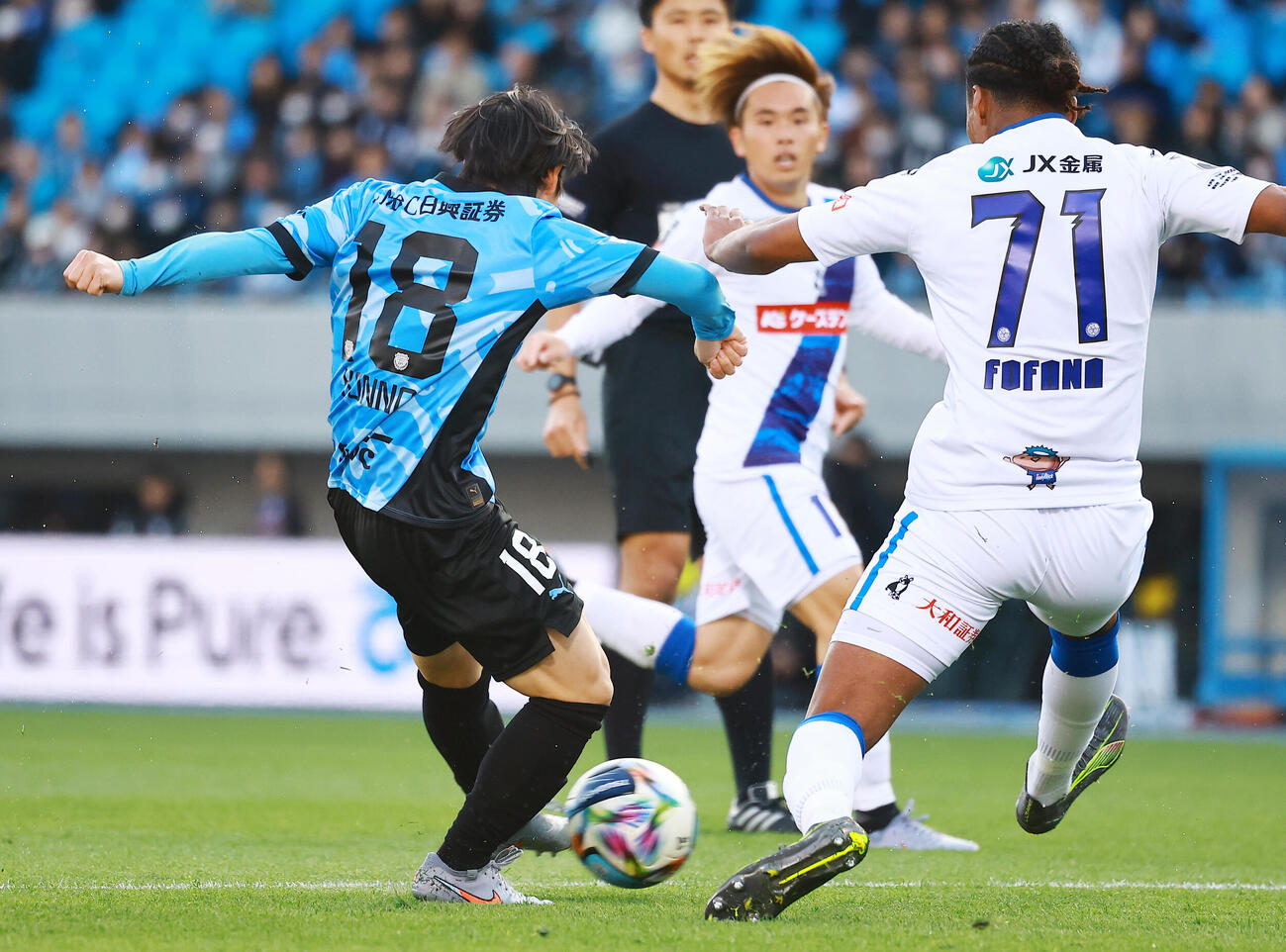 川崎対水戸　前半、シュートを放つ川崎紺野（撮影・野上伸悟）