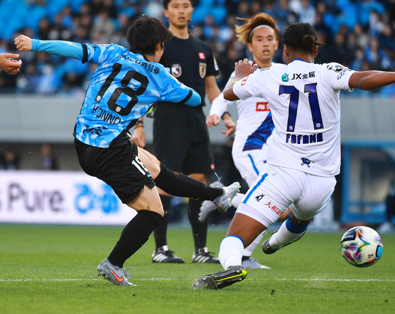 川崎対水戸　前半、シュートを放つ川崎紺野（撮影・野上伸悟）