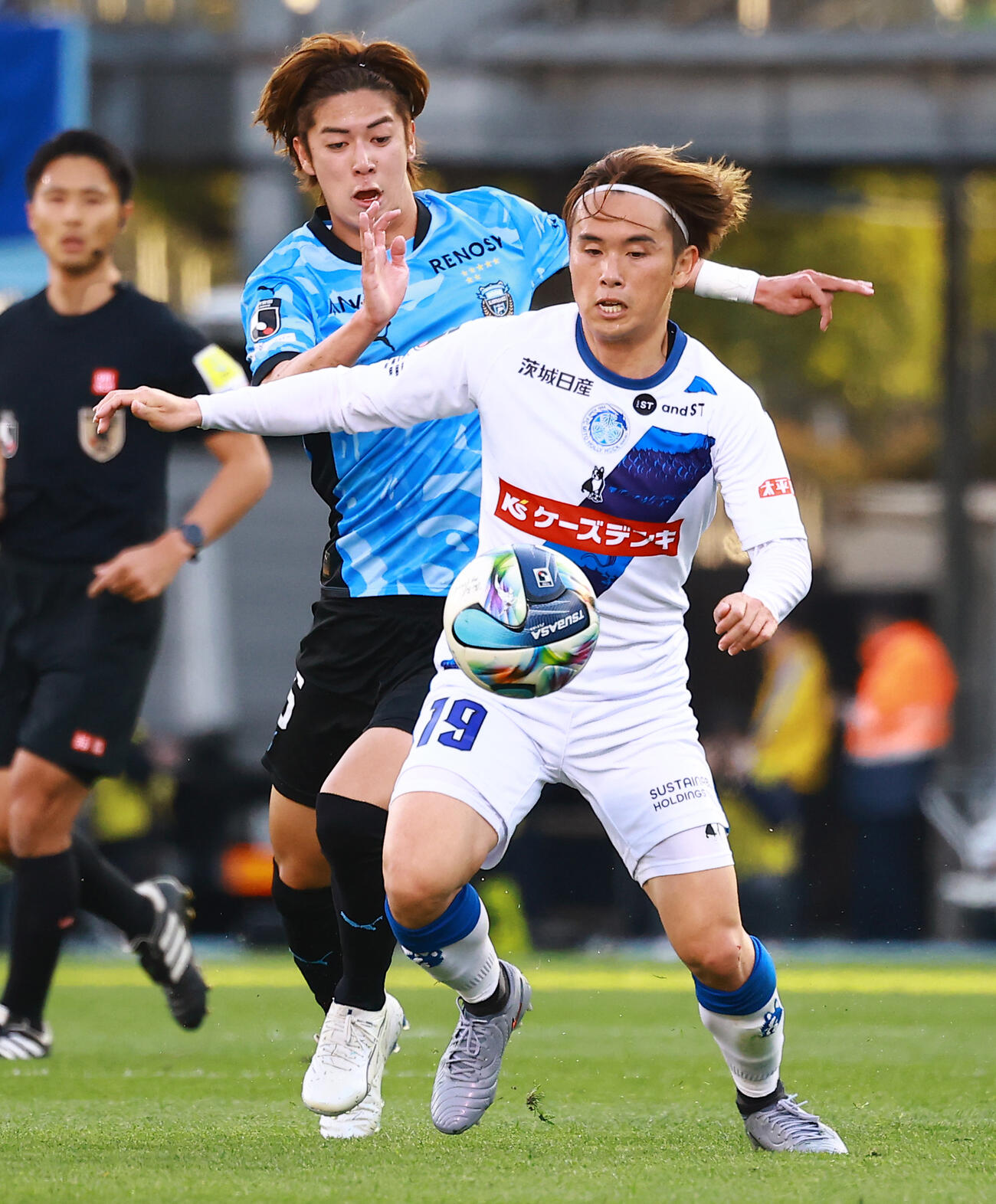 川崎対水戸　前半、競りあう水戸仙波（手前）と川崎大関（撮影・野上伸悟）