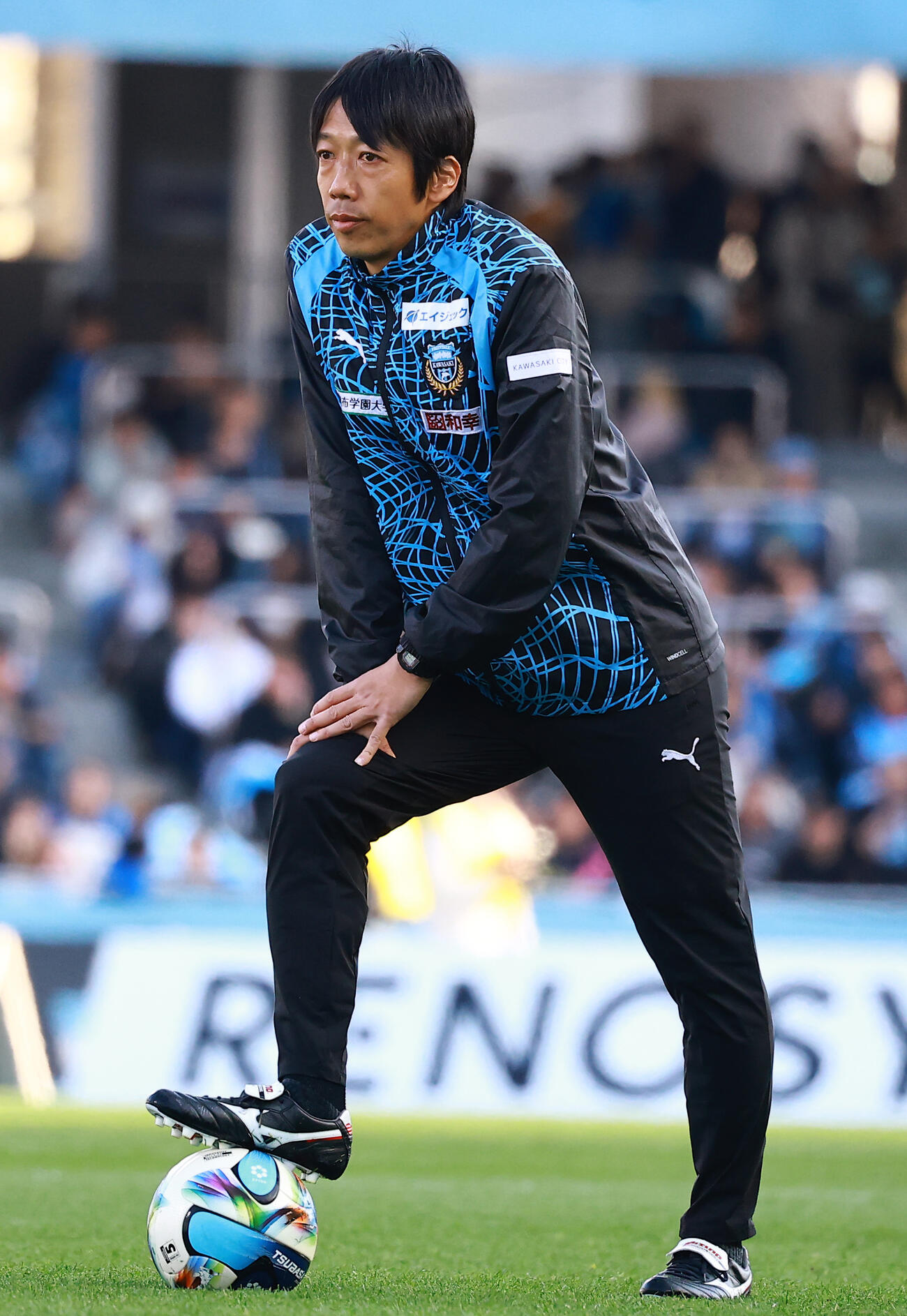 川崎対水戸　試合前の練習に参加する川崎中村コーチ（撮影・野上伸悟）