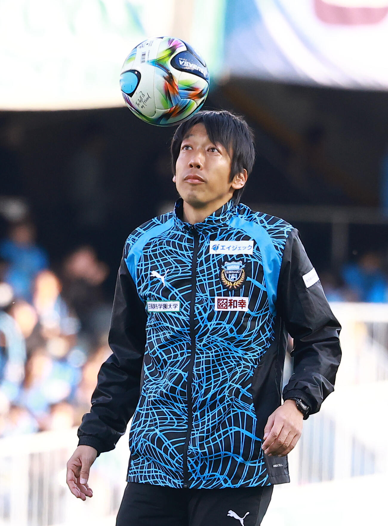 川崎対水戸　試合前の練習に参加する川崎中村コーチ（撮影・野上伸悟）