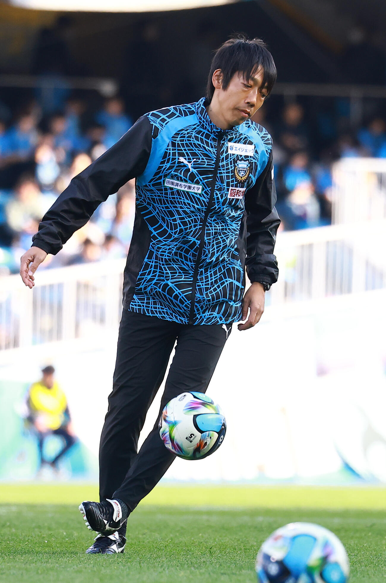 川崎対水戸　試合前の練習に参加する川崎中村コーチ（撮影・野上伸悟）