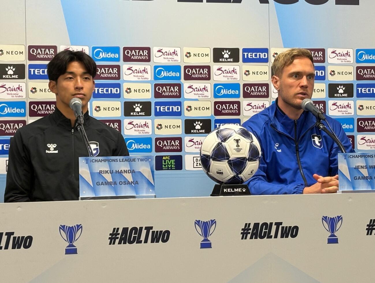 ACL2準々決勝第1戦の公式会見に出席したG大阪DF半田（左）とビッシング監督（撮影・永田淳）