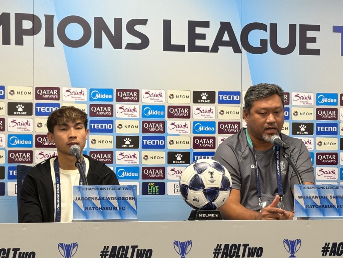 ACL2準々決勝第1戦の公式会見に出席したラチャブリMFウォンコーン（左）とスリマカ監督（撮影・永田淳）