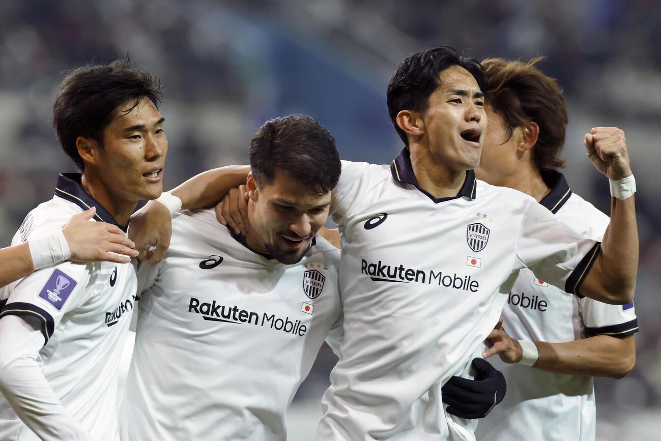 神戸－FCソウル　前半、先制ゴールを決め、喜ぶ神戸・トゥーレル（中央）。右は武藤（ゲッティ＝共同）