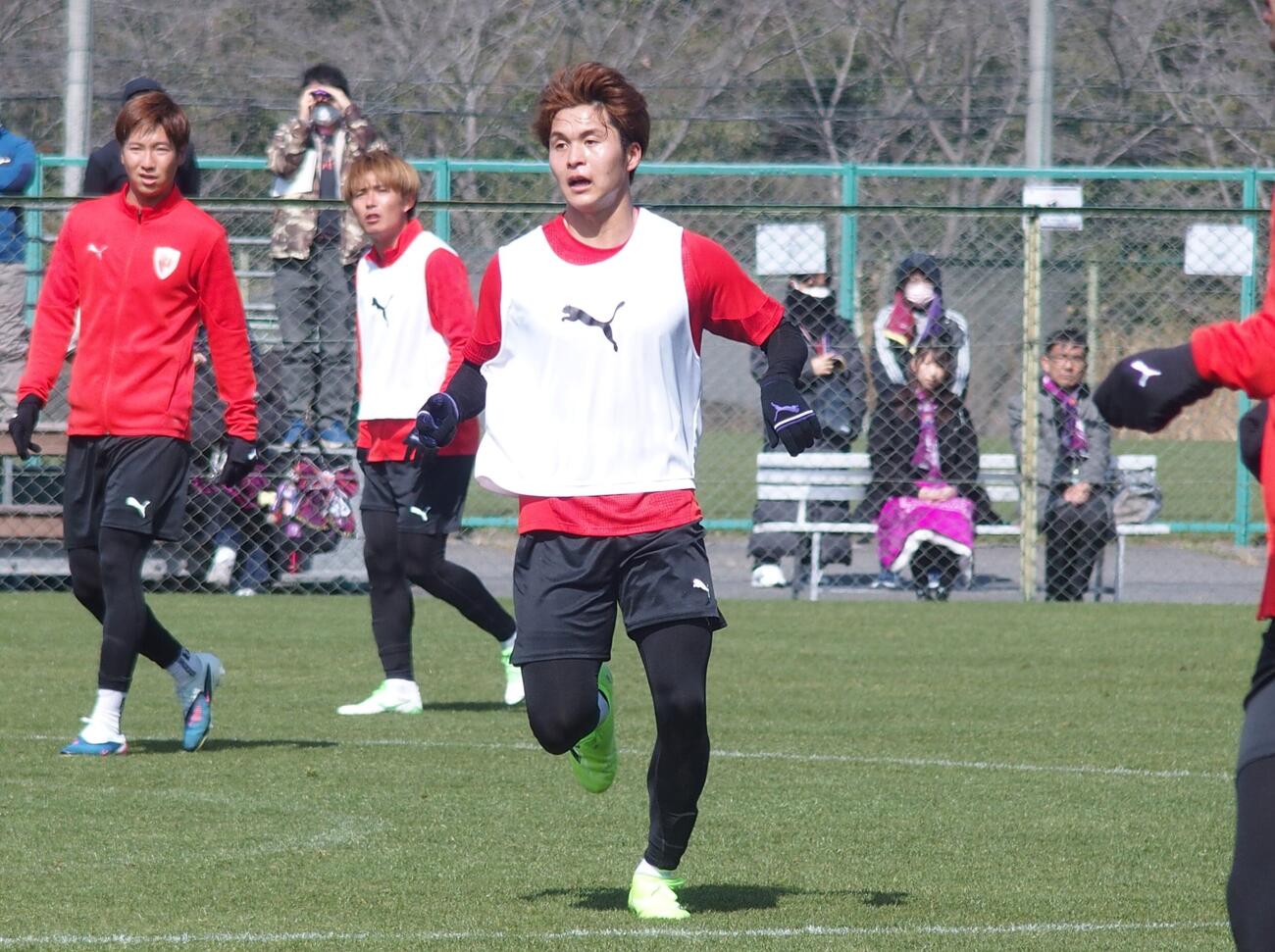 練習でボールを追う京都MF尹星俊（撮影・永田淳）