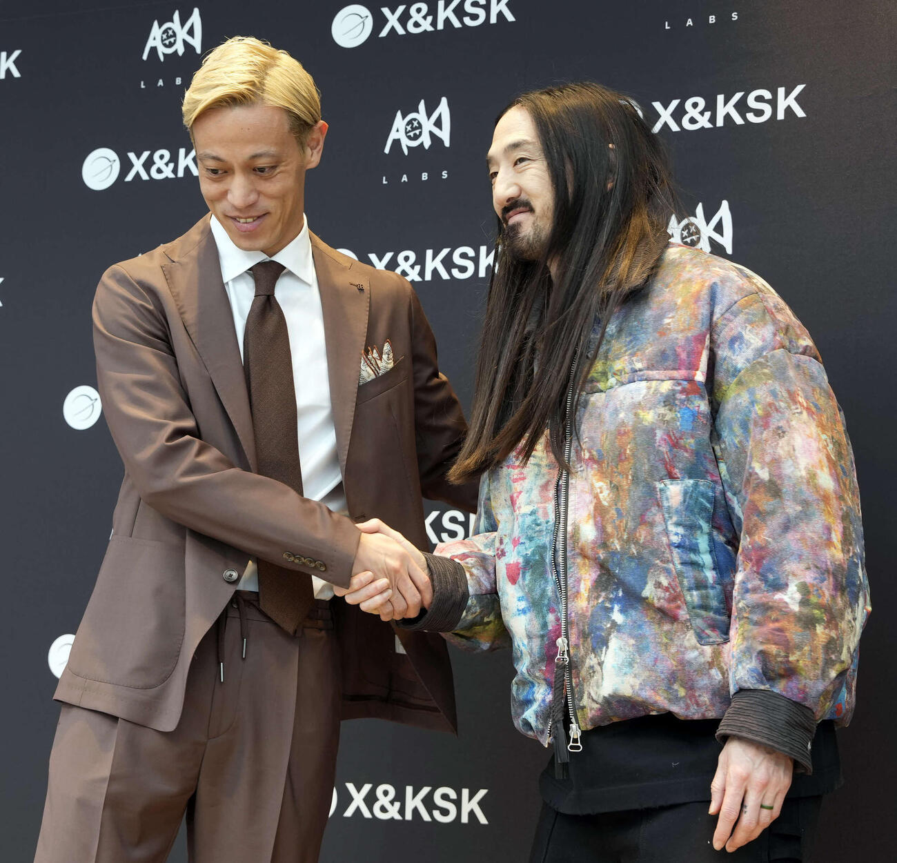 登壇し握手する本田圭佑（左）とSteveAoki（撮影・小島史椰）