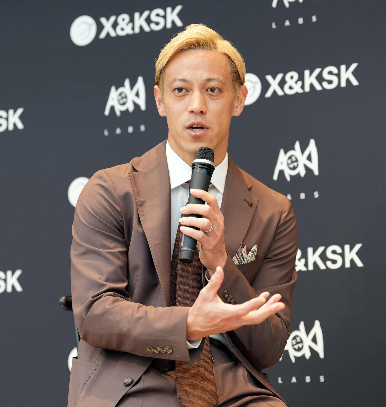 登壇し思いを語る本田圭佑（撮影・小島史椰）