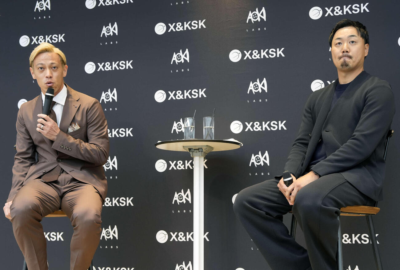 登壇し思いを語る本田圭佑（左）と中西武士氏（撮影・小島史椰）