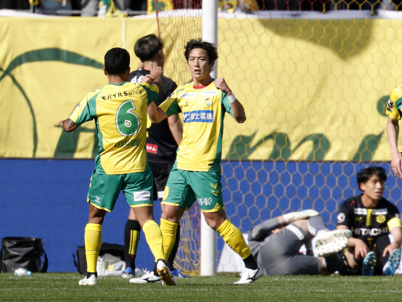 千葉対柏　後半、チーム2点目のゴールを決め、ガッツポーズする千葉・石川（右）（共同）